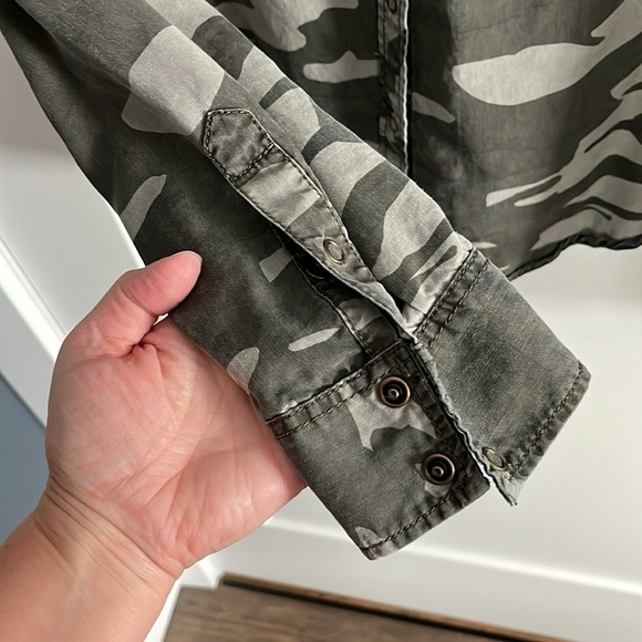 Express Camo Snap Shirt EUC - Picture 6 of 10
